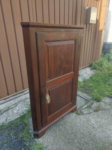 Eckschrank aus Nussbaumholz